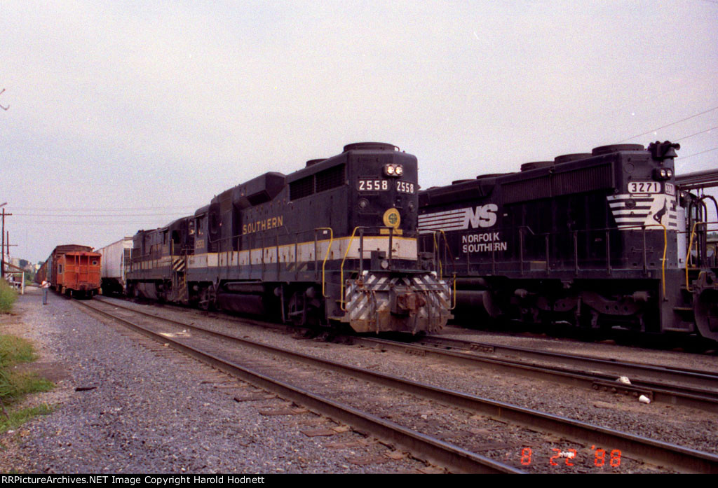 SOU 2558 leads a train towards Fairview Road